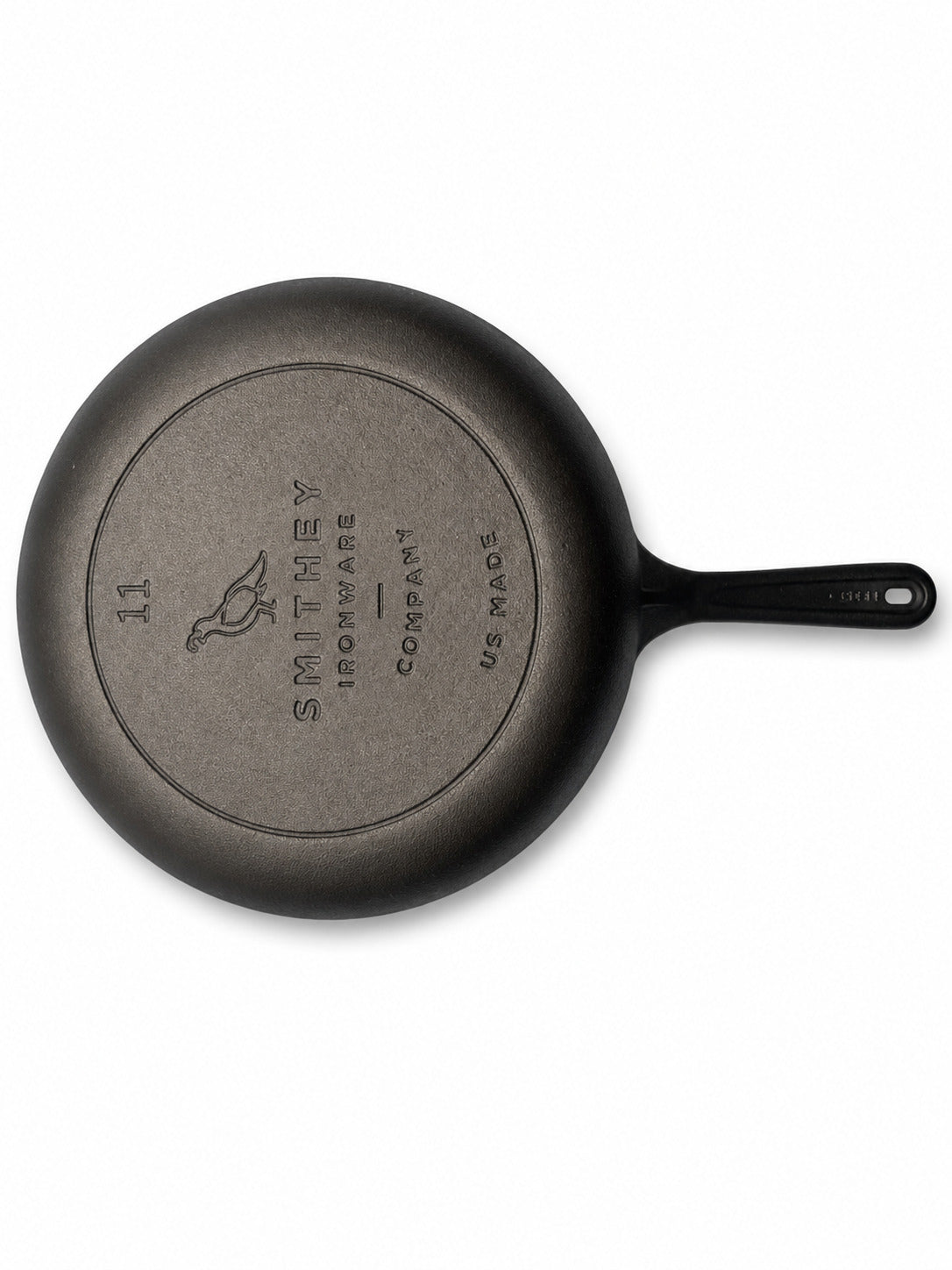 Black cast iron skillet with 'Smithy' branding on a white background